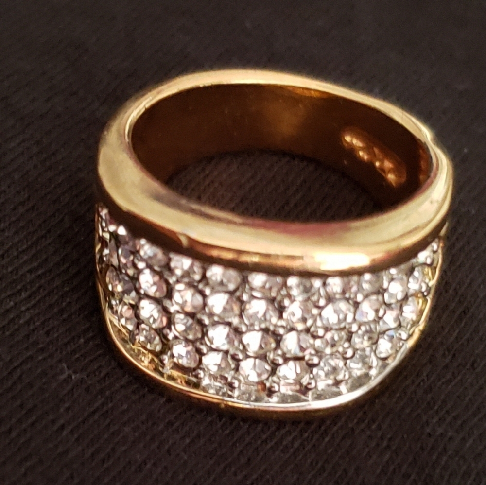 Goldtone ring